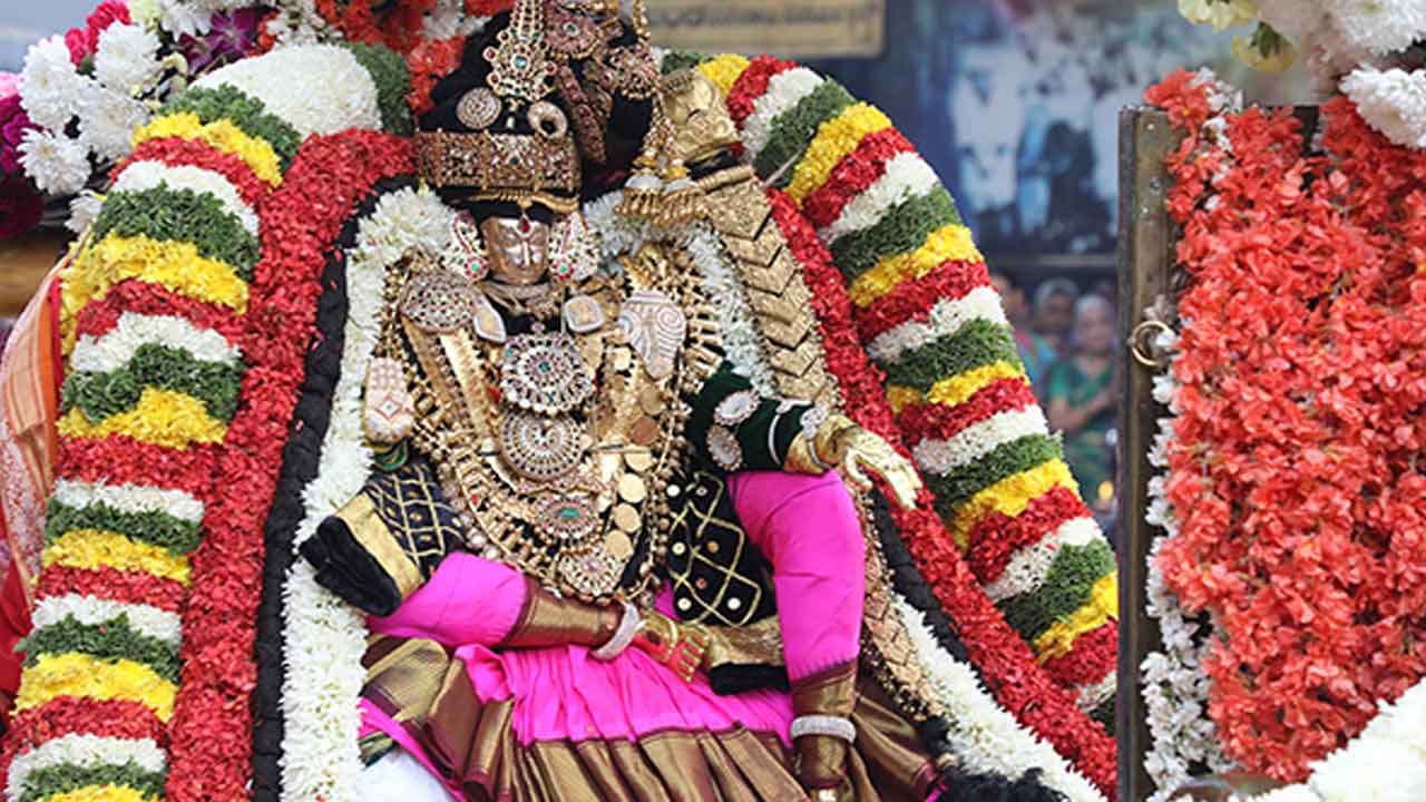 ప‌ల్లకీపై మోహినీ అలంకారంలో శ్రీ అల‌మేలుమంగ‌