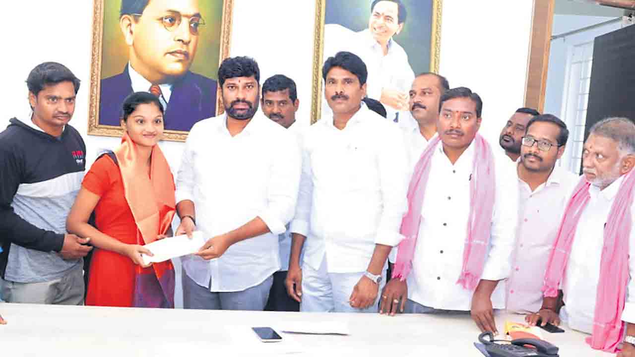 ఎంబీబీఎస్‌ విద్యార్థులకు విప్‌ ఆర్థిక సాయం