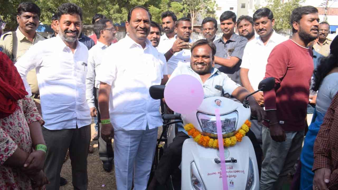 దివ్యాంగుల కోసం జిల్లాకు ట్రై సైకిల్ రిపేరింగ్‌  సెంటర్ : మంత్రి కొప్పుల