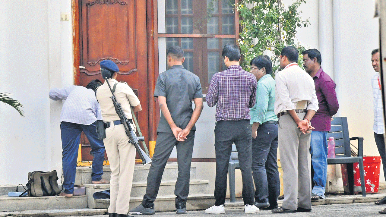 మంత్రి గంగుల ఇంటి తాళం తీసి..