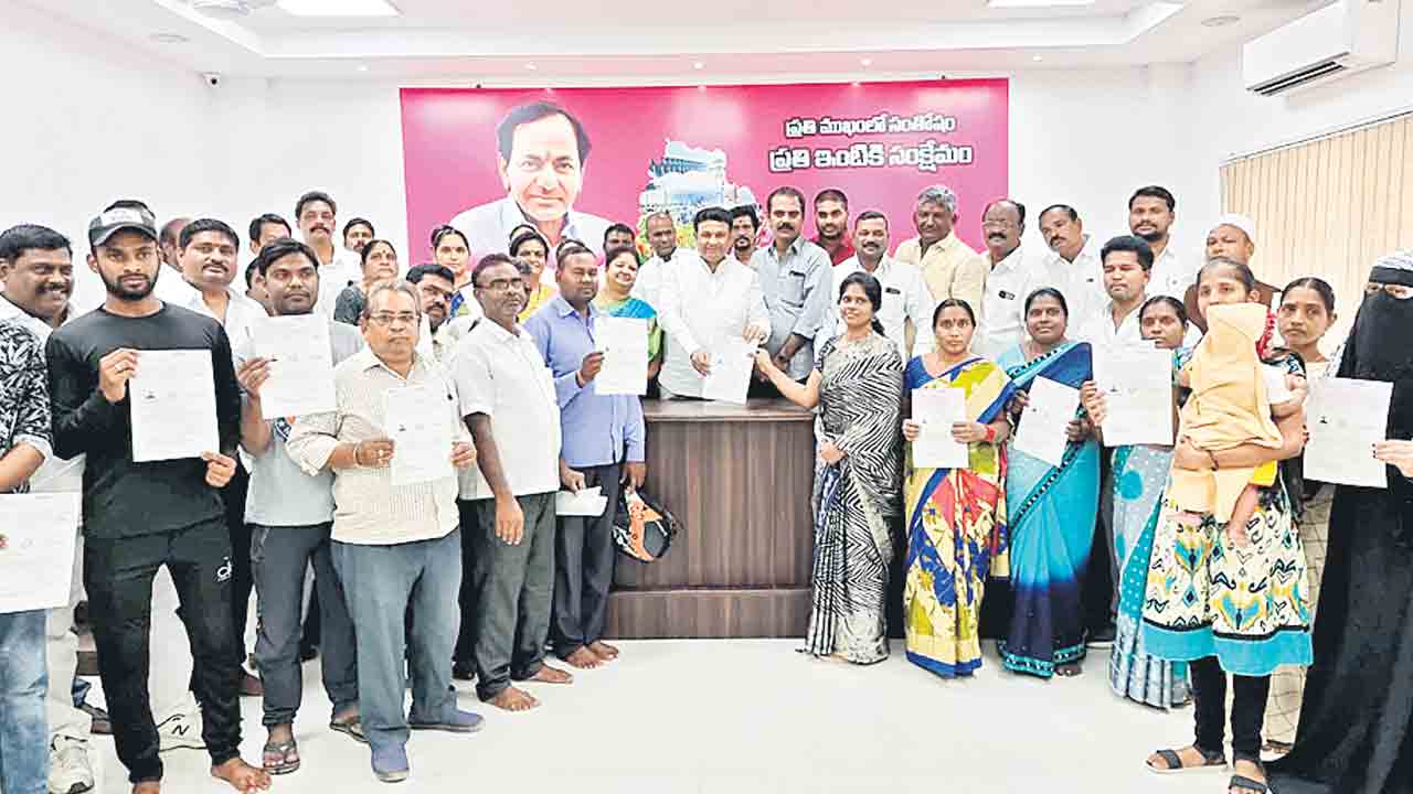 సీఎంఆర్‌ఎఫ్‌ చెక్కుల పంపిణీ