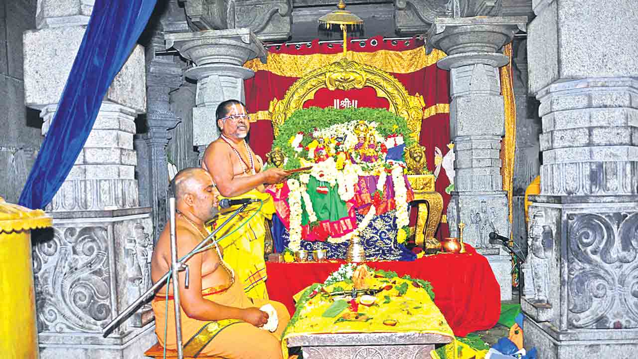 యాదగిరీశుడికి దర్బార్‌ సేవ