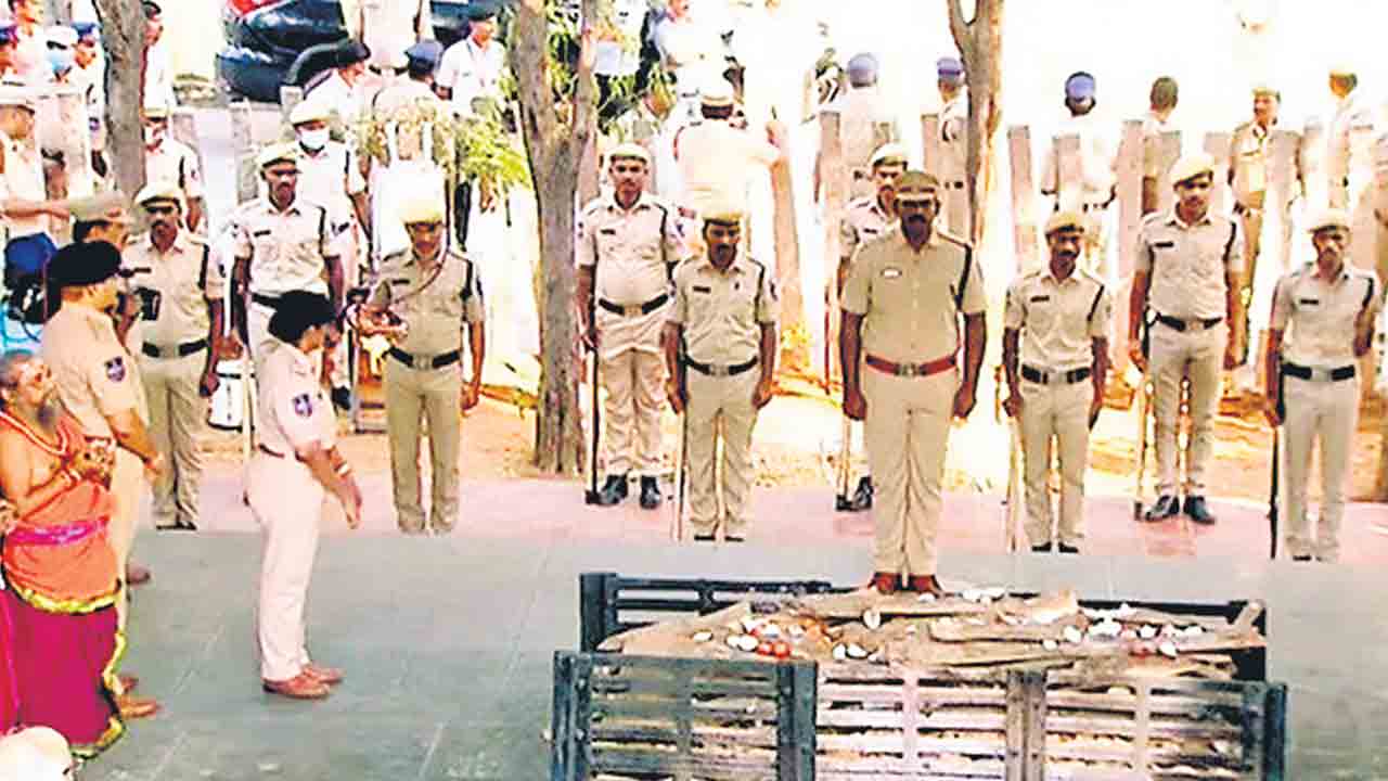 సూపర్‌స్టార్‌కు కన్నీటి వీడ్కోలు