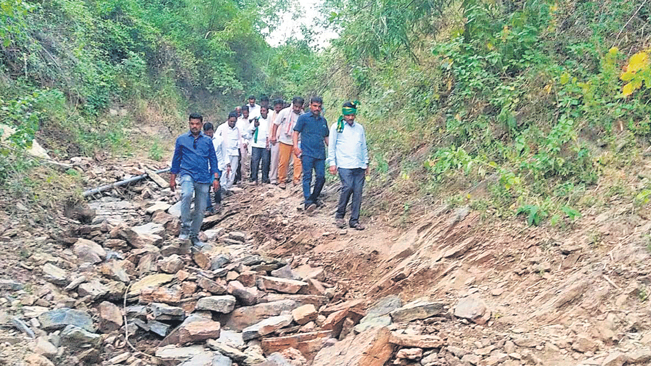 అటవీ ప్రాంతంలో ఐదుకి.మీ. నడిచిన ఎమ్మెల్యే