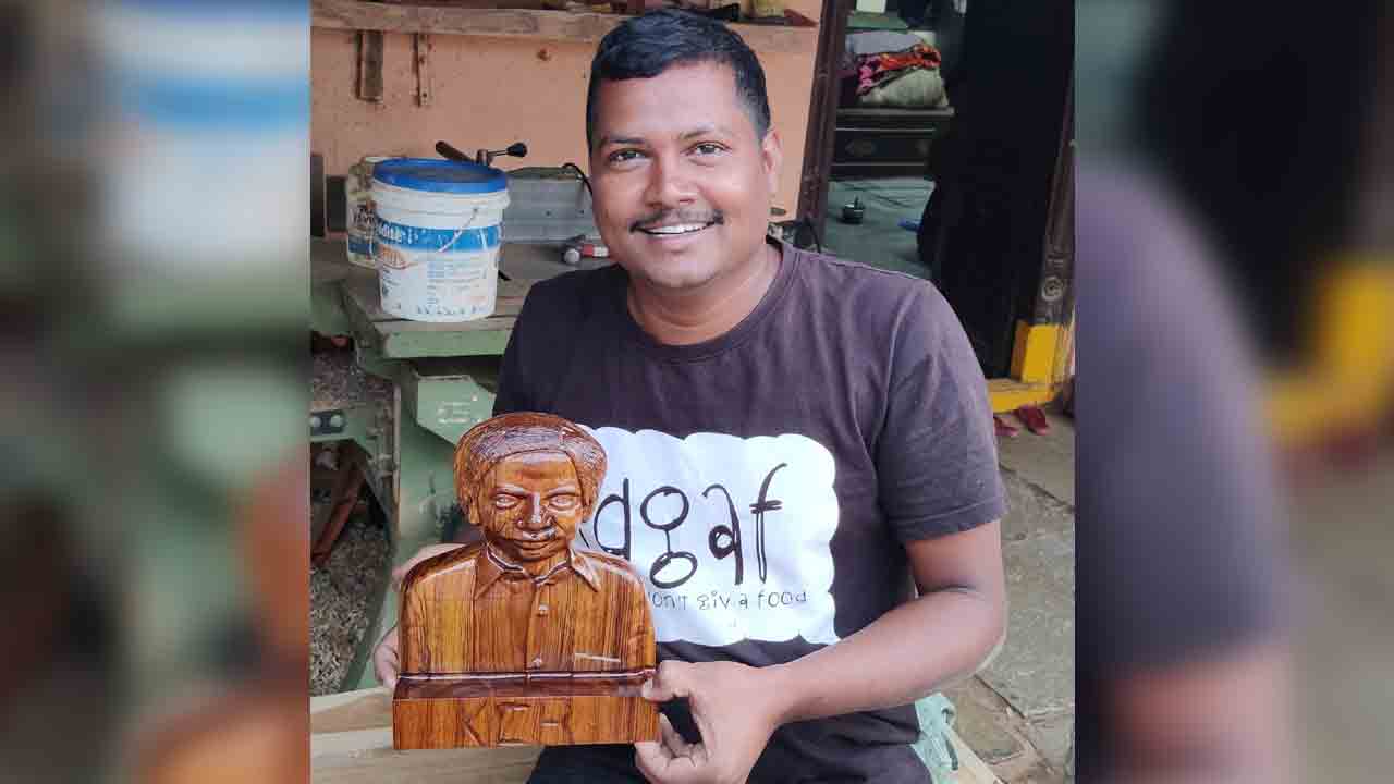 కర్రపై సీఎం కేసీఆర్‌ ప్రతిమ