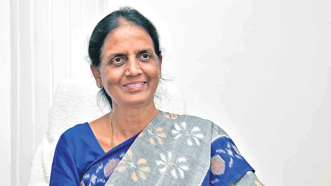 పాఠశాలల్లో సీసీ కెమెరాలు తప్పనిసరి