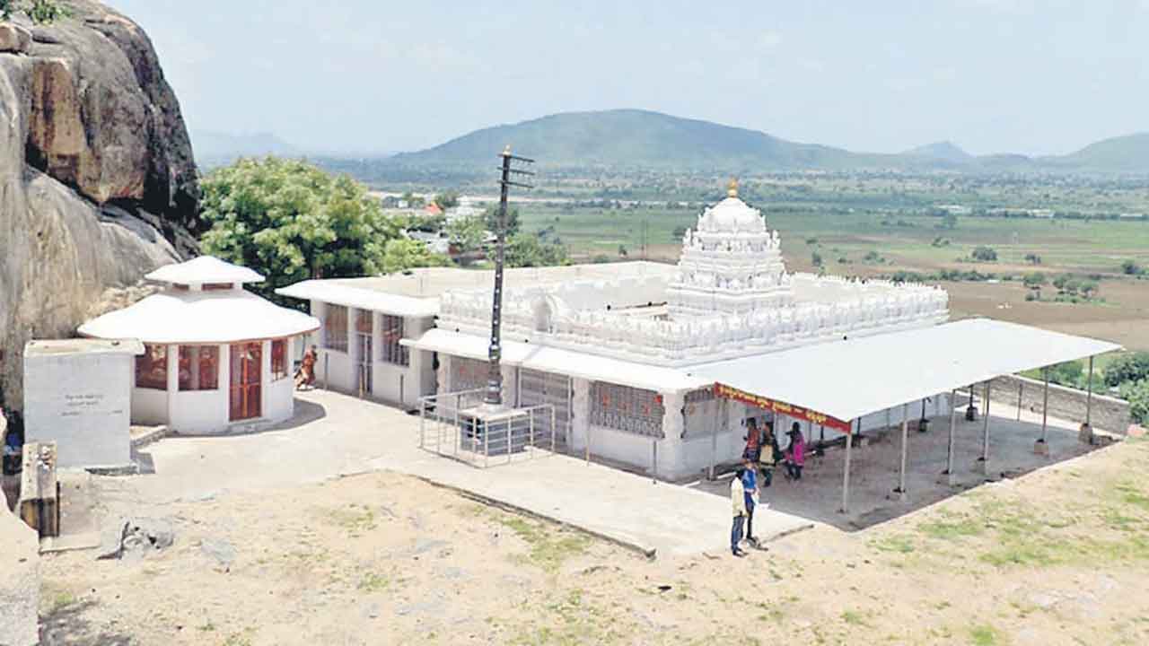 గూడెం గుట్టకు కార్తీక శోభ