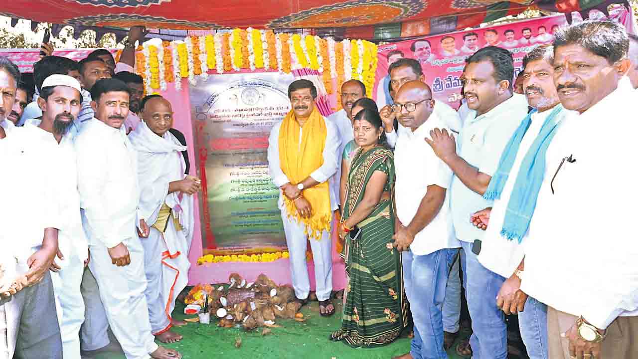 నయా పైసా తేవడం చేతకాదు.. బీజేపీ నేతలపై మంత్రి వేముల ఆగ్రహం