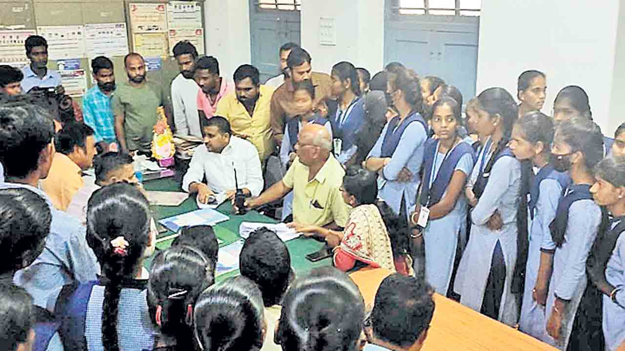 ఆకతాయిల వేధింపులను అరికట్టాలి