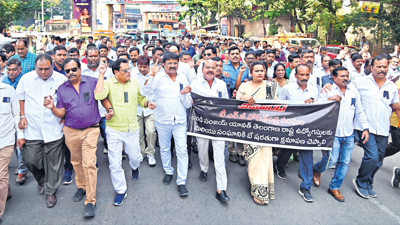 ‘బండి’ బూతులపై భగ్గుమన్న ఉద్యోగులు