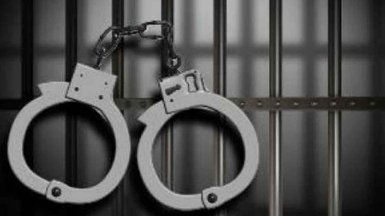 ఉద్యోగాల పేరుతో మోసం.. ఇద్దరు కానిస్టేబుళ్ల అరెస్ట్‌