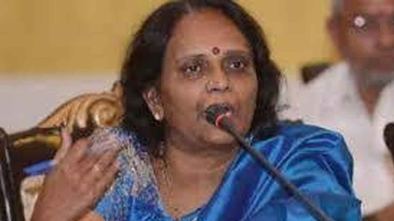 మాజీ ఎమ్మెల్యేపై దాడికి దుండగుడు యత్నం.. పోలీసులకు అప్పగింత