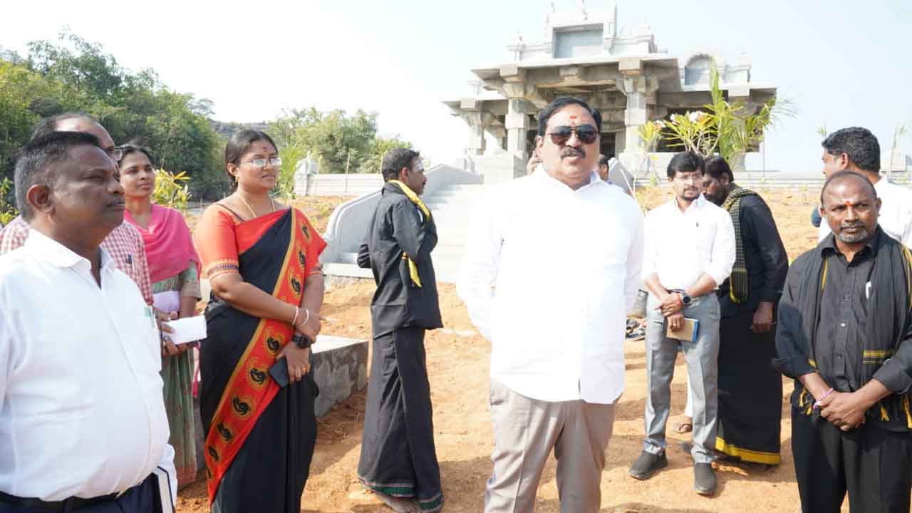 భక్తిభావం ఉట్టిపడేలా ఆలయాన్ని తీర్చిదిద్దాలి : మంత్రి ఎర్రబెల్లి