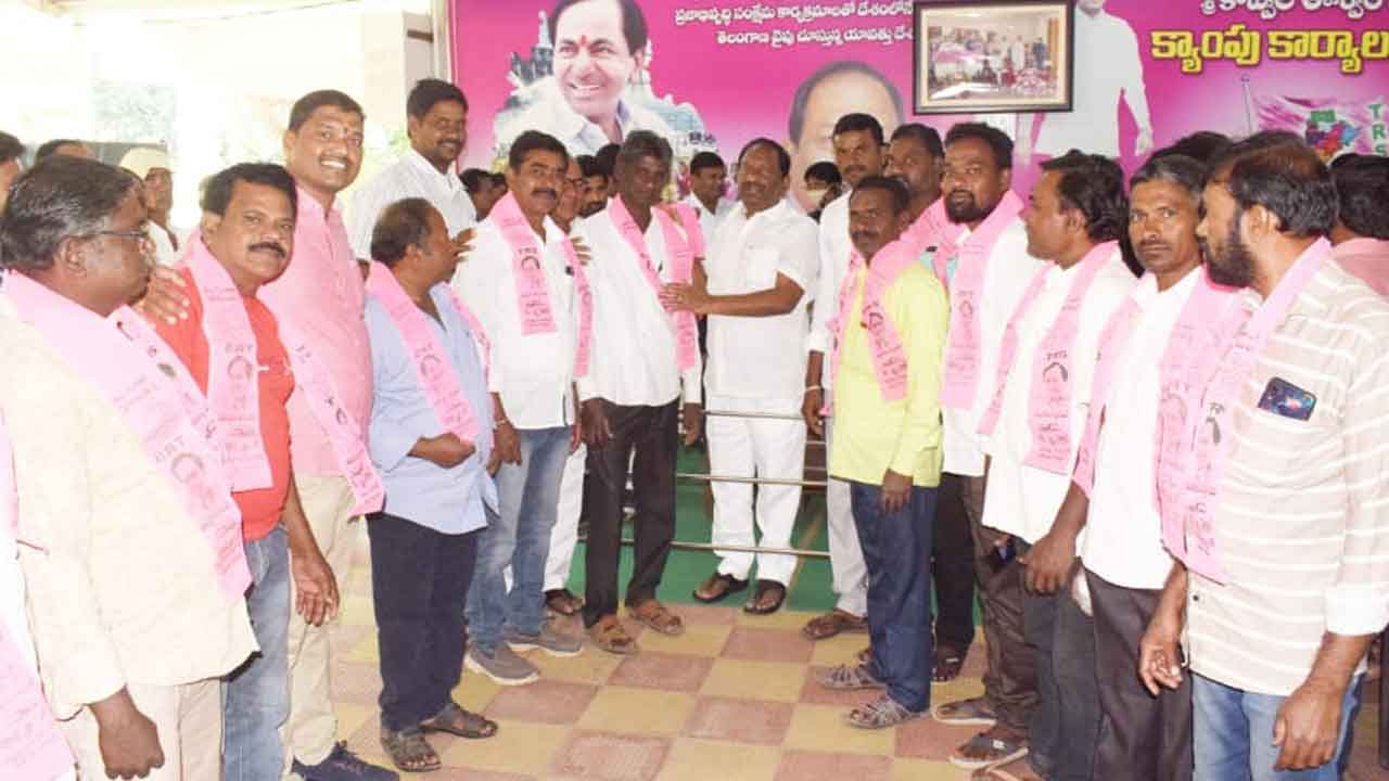 మంత్రి కొప్పుల ఈశ్వర్‌ సమక్షంలో టీఆర్‌ఎస్‌లో భారీగా చేరికలు