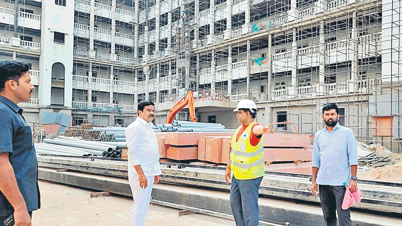 సచివాలయ పనులను పరిశీలించిన మంత్రి వేముల