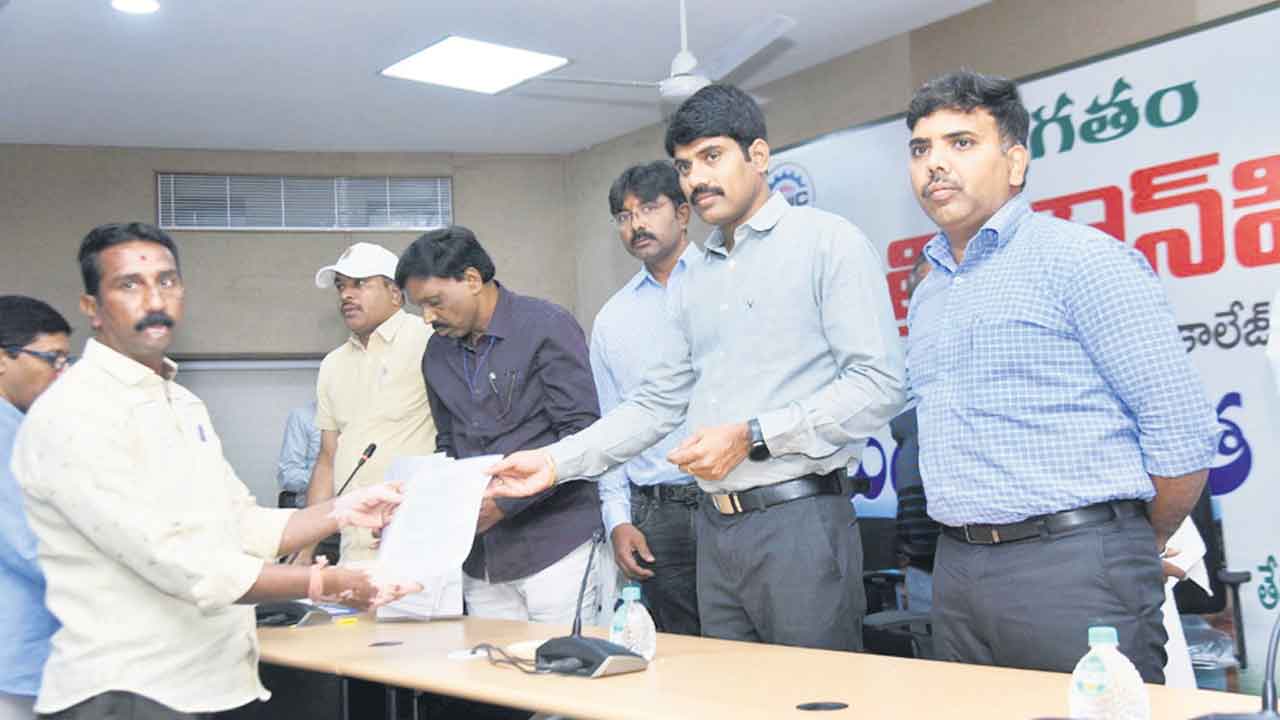 ముగిసిన ‘ధాత్రి’ ప్లాట్ల వేలం