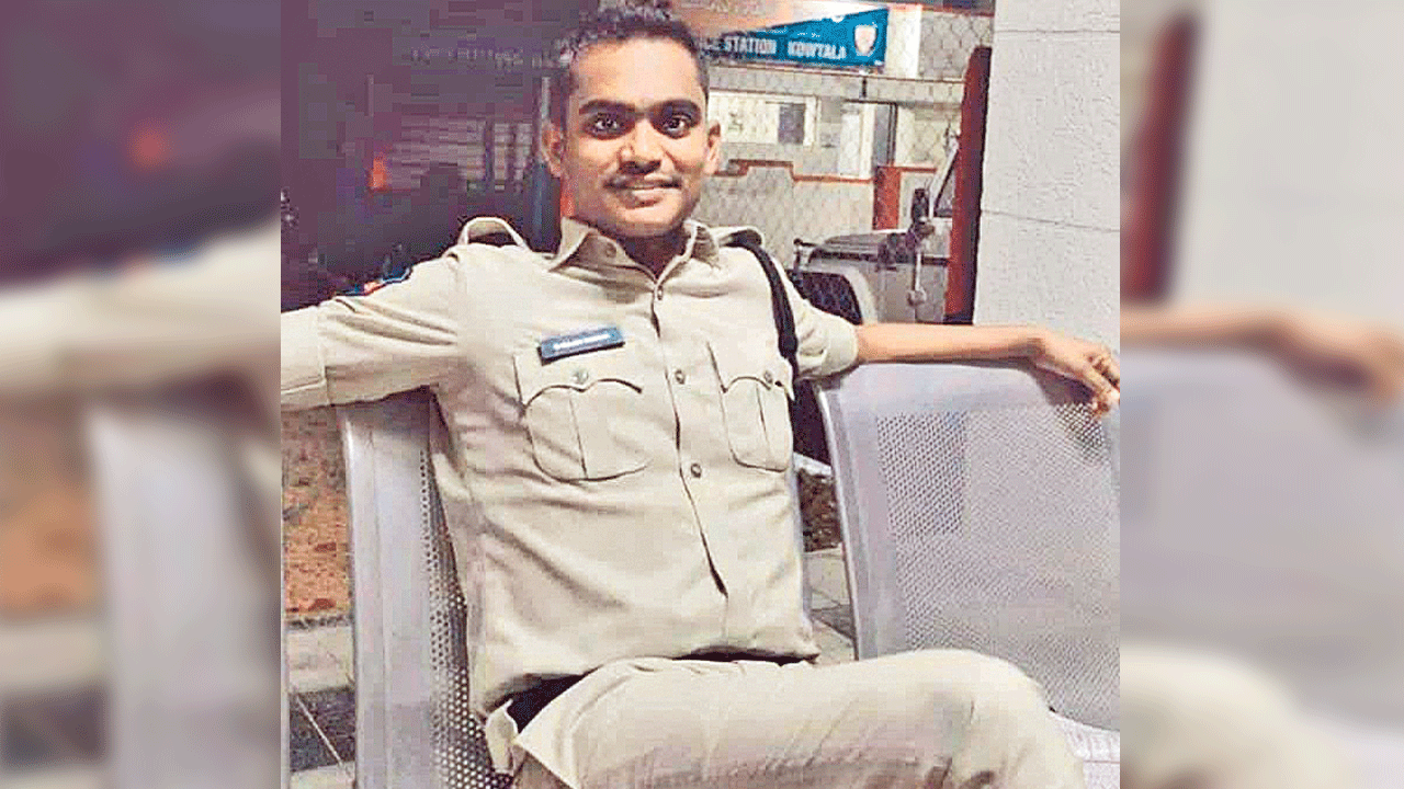 తుపాకీ మిస్‌ఫైర్‌.. కానిస్టేబుల్‌ మృతి