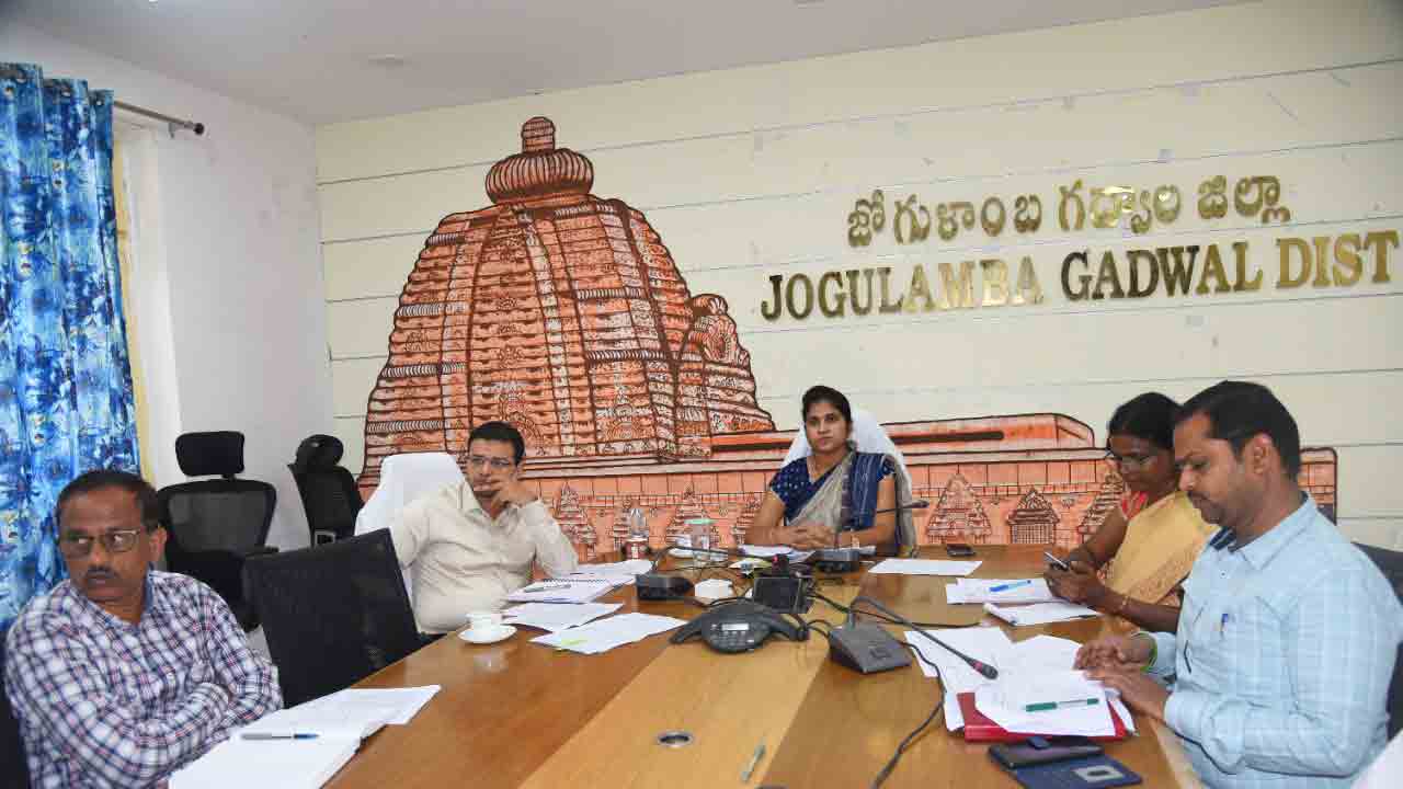 భూముల సమస్యలు పరిష్కరించాలి