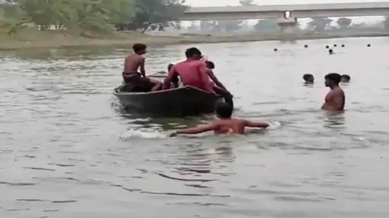 Boat capsize | బారాబంకిలో పడవ బోల్తా.. ముగ్గురు మృతి..  క్షేమంగా ఒడ్డుకు చేరిన 20 మంది