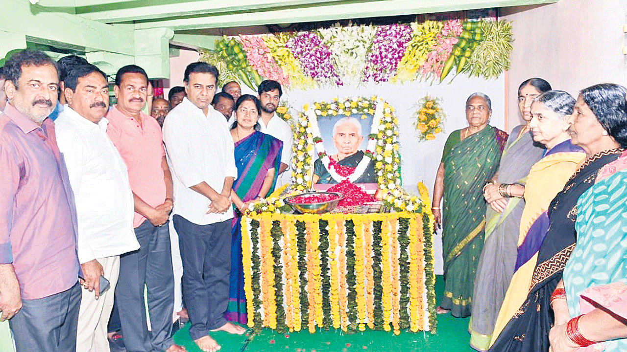 విప్‌ గంప గోవర్ధన్‌కు కేటీఆర్‌ పరామర్శ