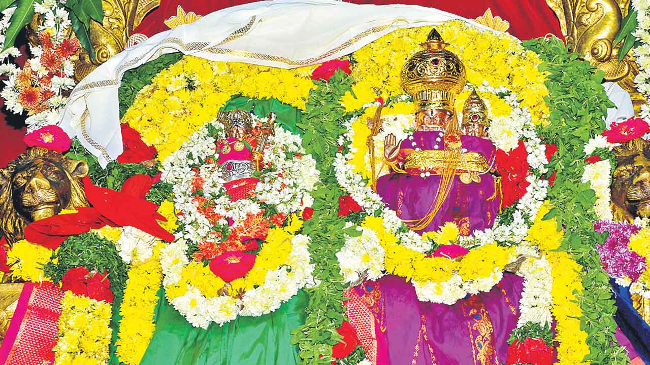 లక్ష్మీనారసింహుడికి తిరువీధి సేవోత్సవం