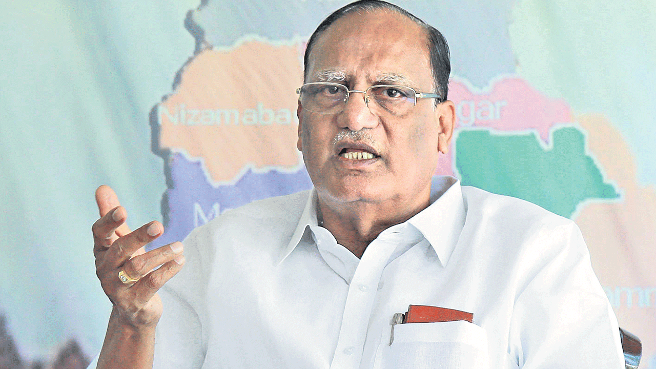 మతోన్మాదులకు చెంపపెట్టు