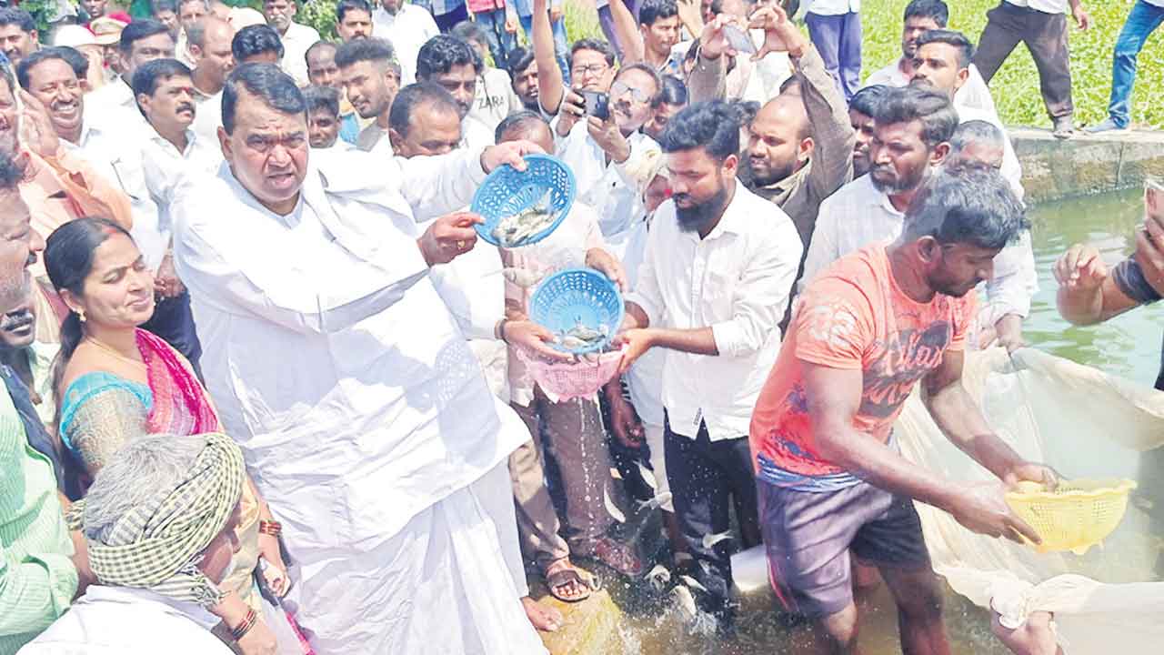 మత్స్యకారుల అభ్యున్నతికి సర్కారు కృషి