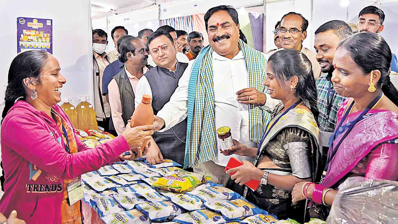 మహిళల స్వయం సమృద్ధికి సర్కార్‌ కృషి