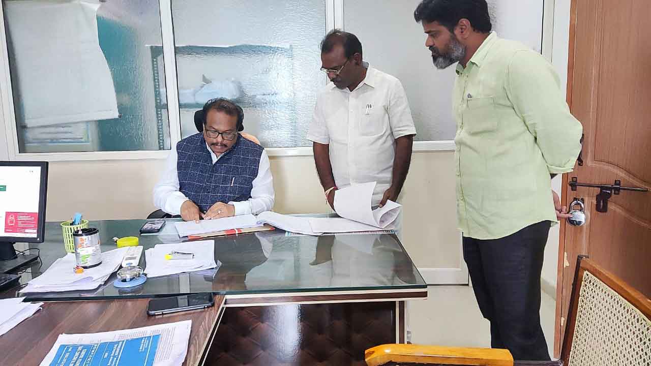 అరచేతిలో ధరణి