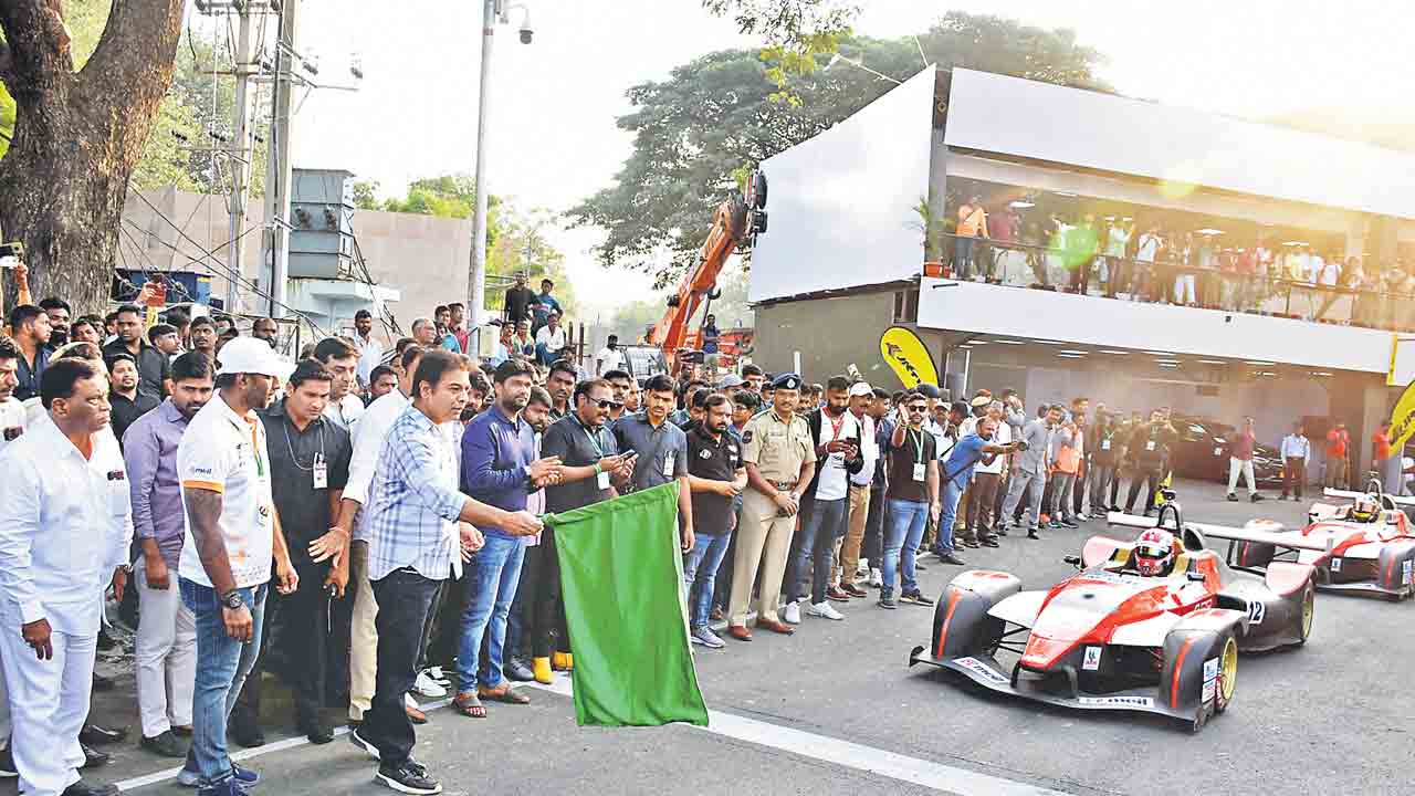 రాజధానిలో రయ్‌ రయ్‌.. ఐఆర్‌ఎల్‌ పోటీలను ప్రారంభించిన మంత్రి కేటీఆర్‌