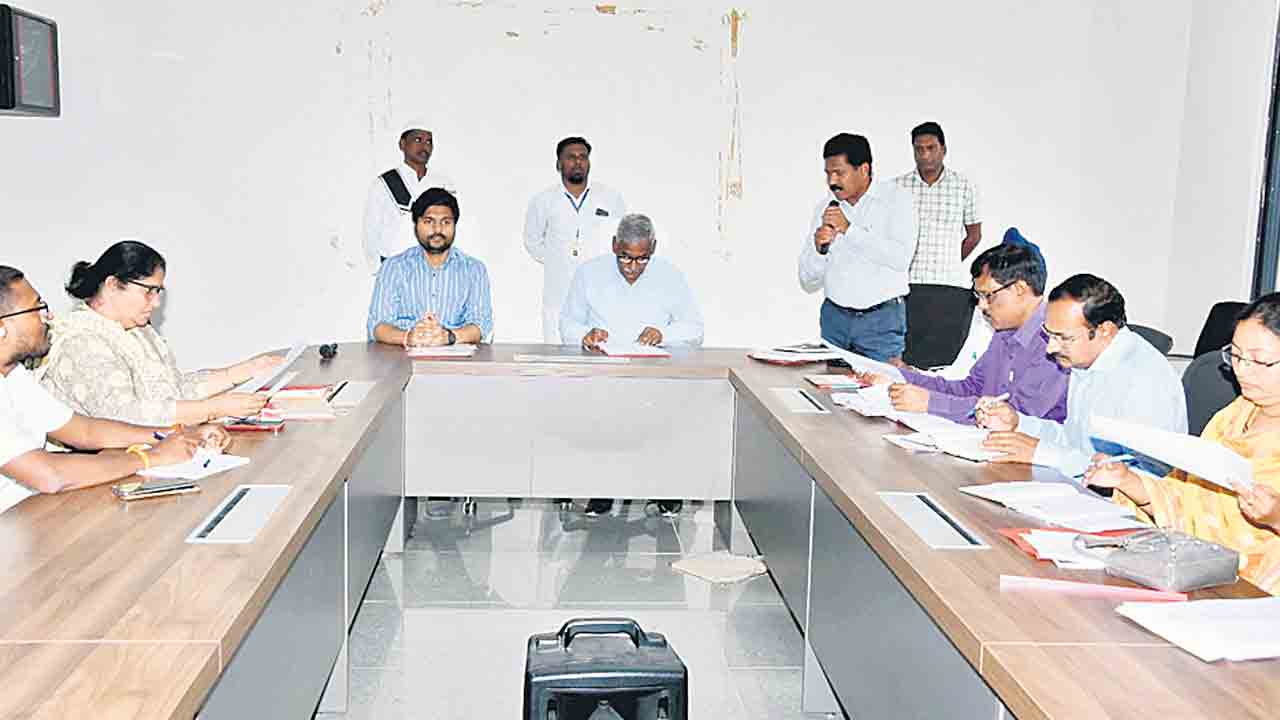 మధ్యాహ్న భోజనాన్ని అధికారులు పరిశీలించాలి