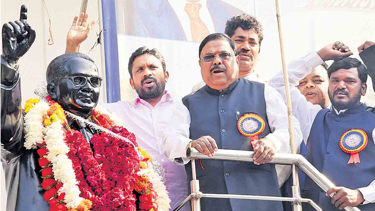 పార్లమెంట్‌కు అంబేదర్‌ పేరు పెట్టాలి