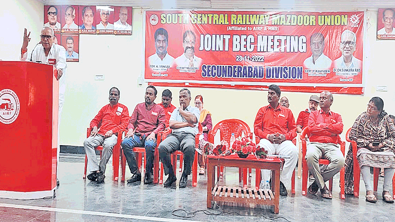 పాత పెన్షన్‌ విధానాన్ని అమలు చేయాలి