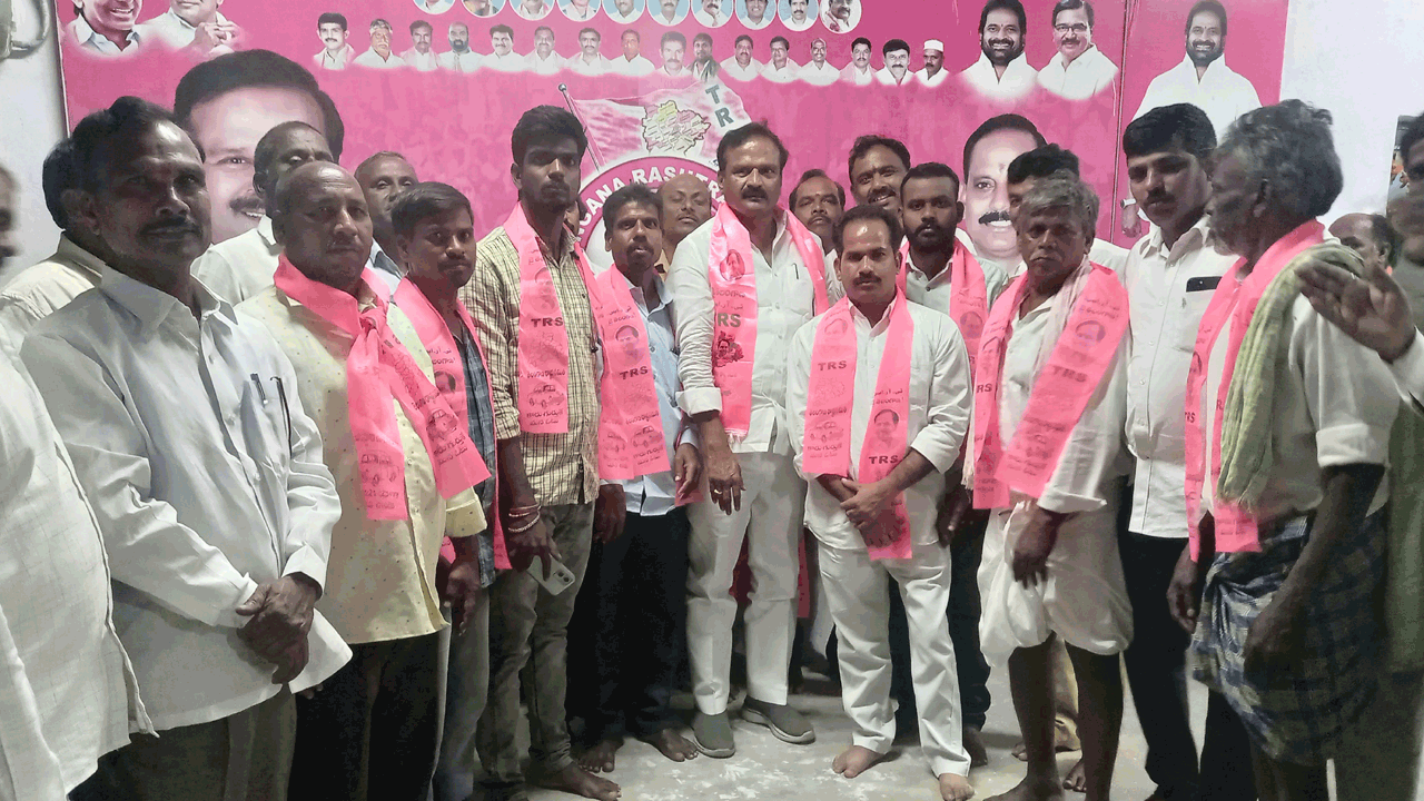 టీఆర్‌ఎస్‌ గూటికి వలసల జోరు