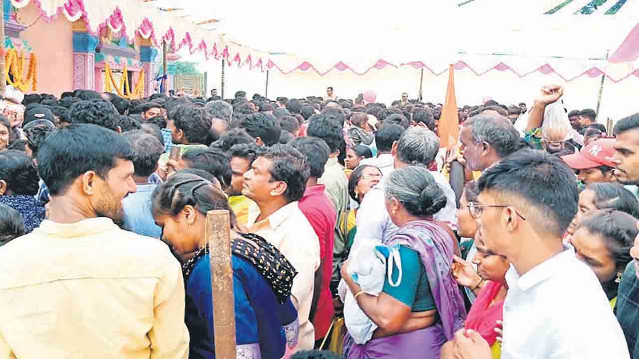 టోంకిని కిటకిట.. భక్తజన సంద్రంగా మహా పాదయాత్ర