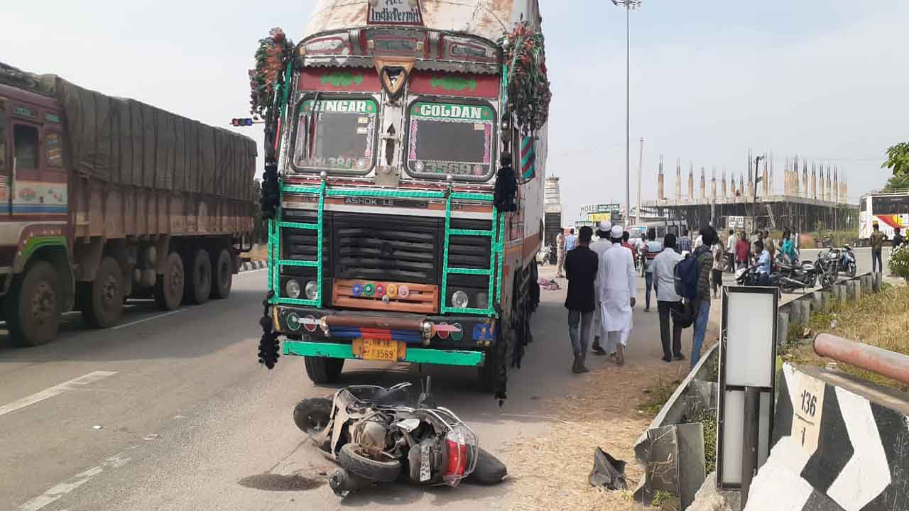 ద్విచక్ర వాహనాన్ని ఢీకొట్టిన కంటైనర్‌