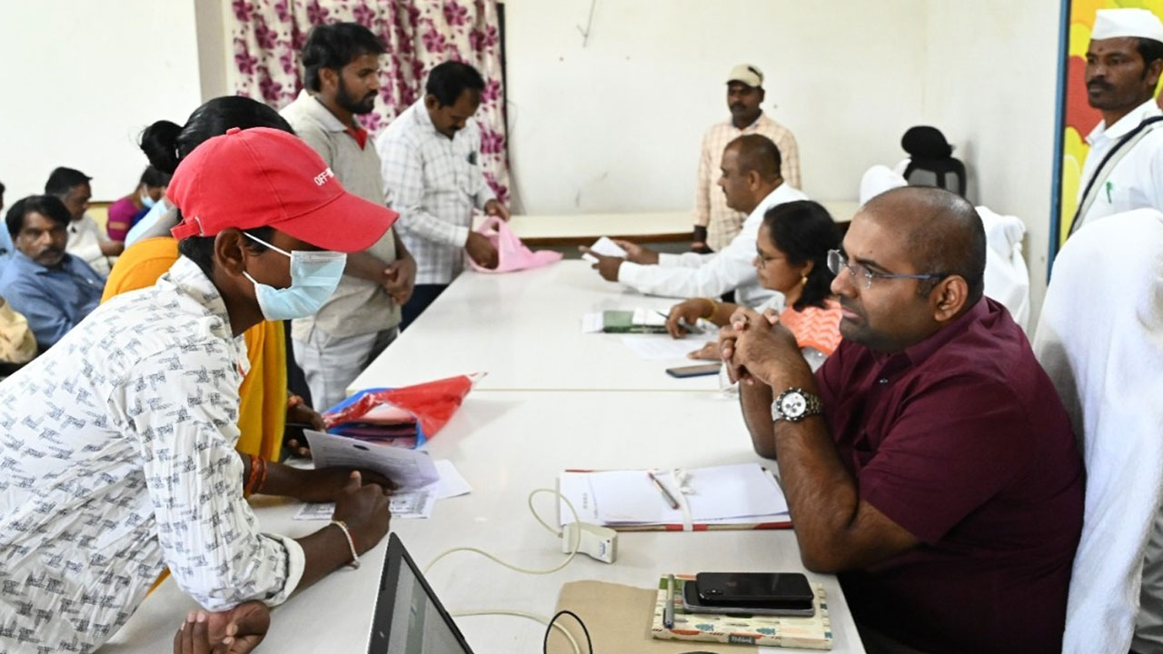 ప్రజావాణి దరఖాస్తులకు ప్రాధాన్యమివ్వాలి