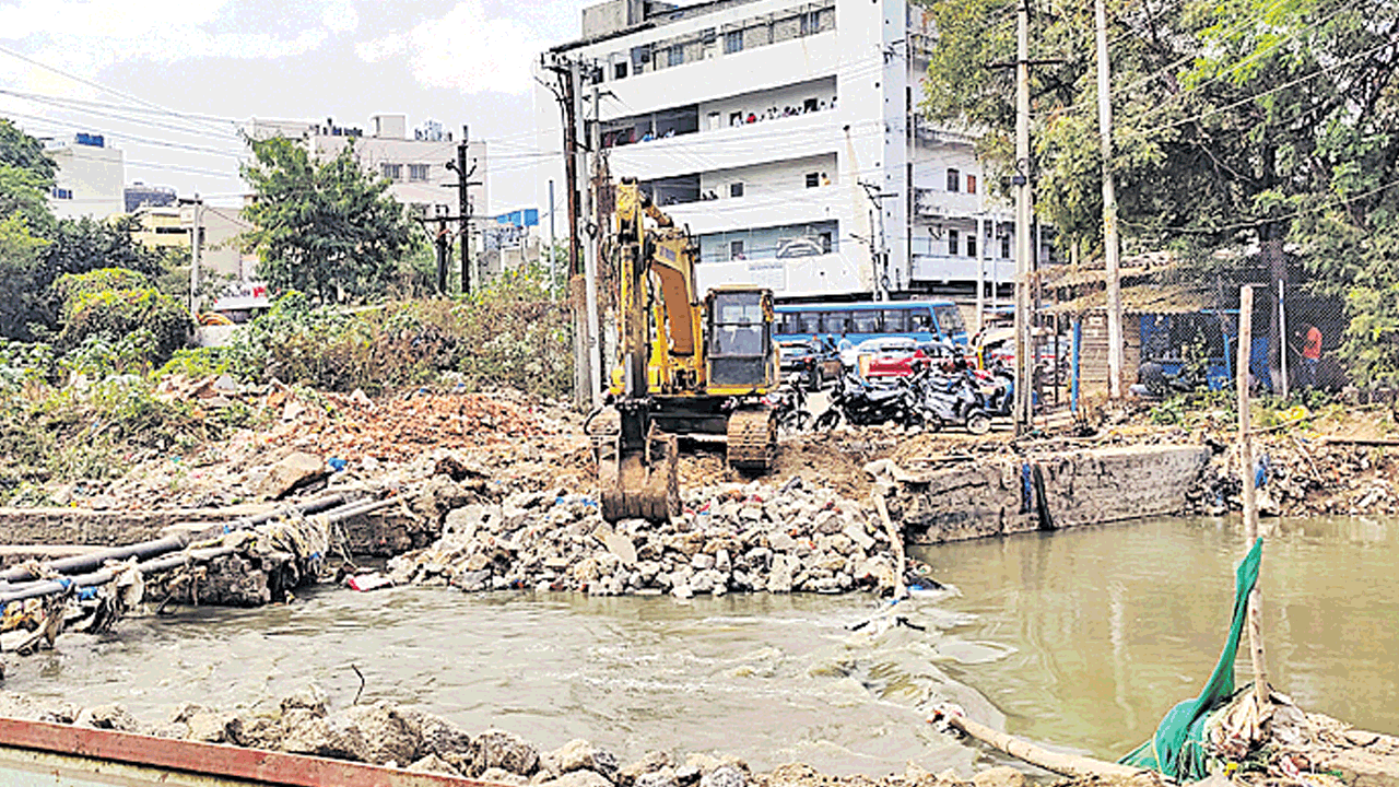 ప్రశాంత్‌నగర్‌ నాలాపై బ్రిడ్జి నిర్మాణం