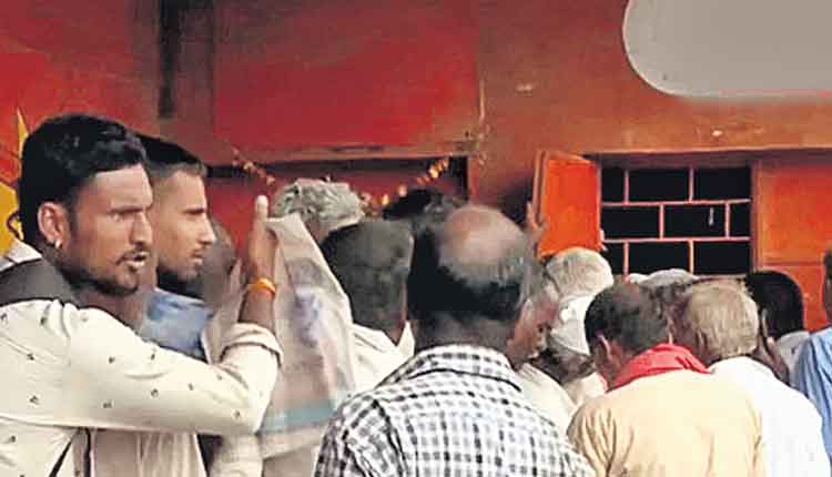 ఎరువుల కోసం రైతన్నల గోస