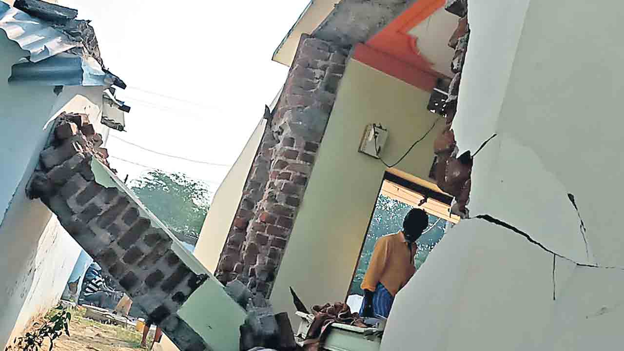 పేలిన గ్యాస్‌ సిలిండర్‌ కూలిన ఇల్లు