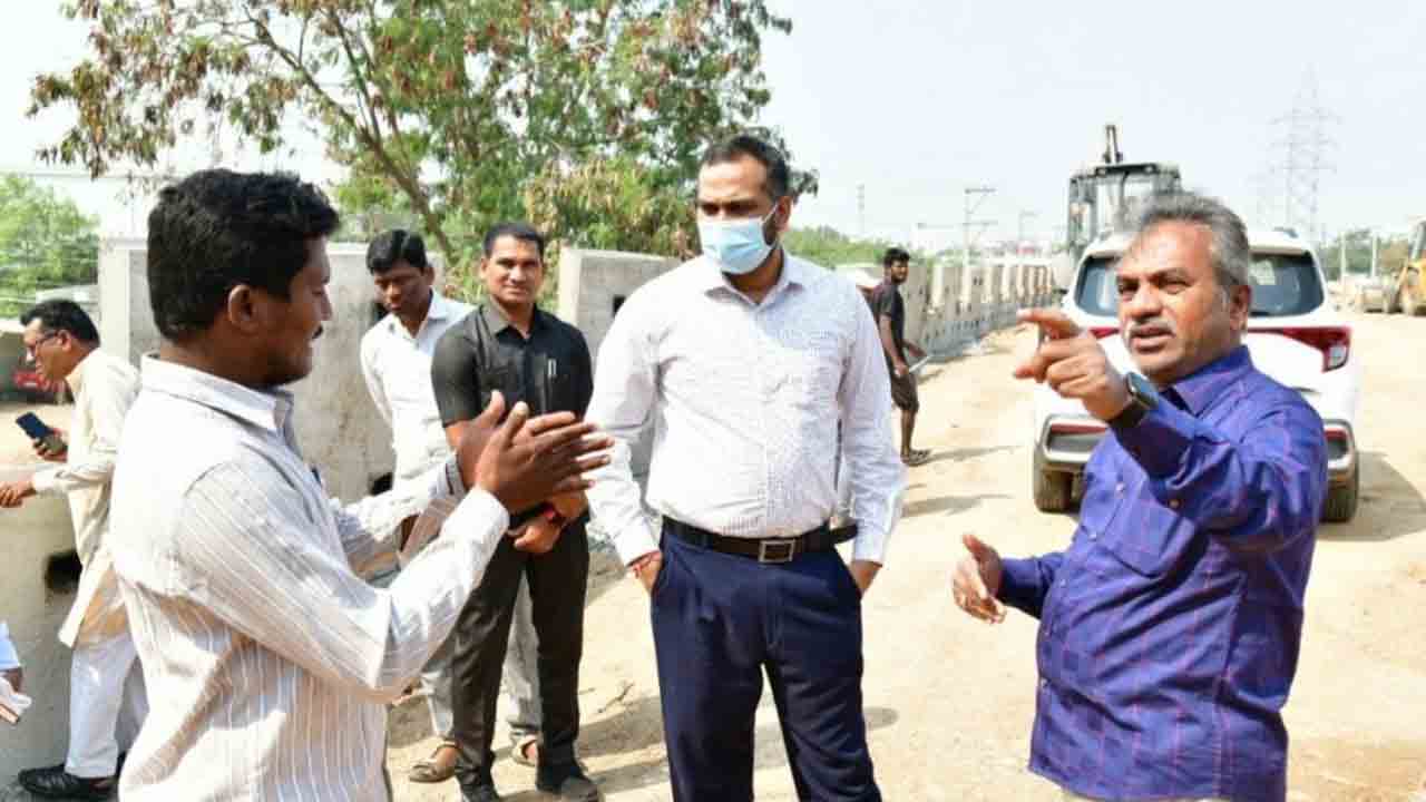 అప్రోచ్‌ రోడ్డు పనులు పూర్తి చేయాలి