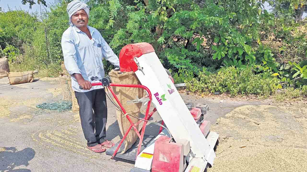 యంత్రంతో ధాన్యం లోడింగ్‌