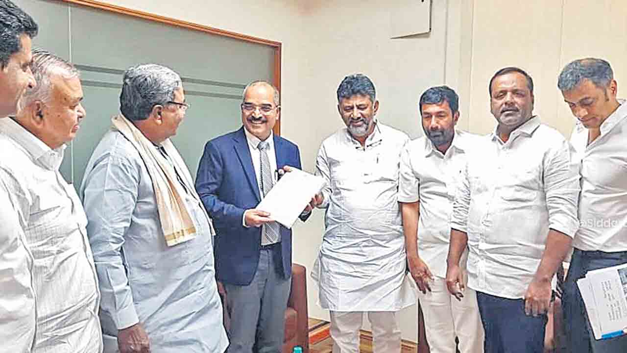 కర్ణాటకలో ఓటర్ల డాటా చోరీ