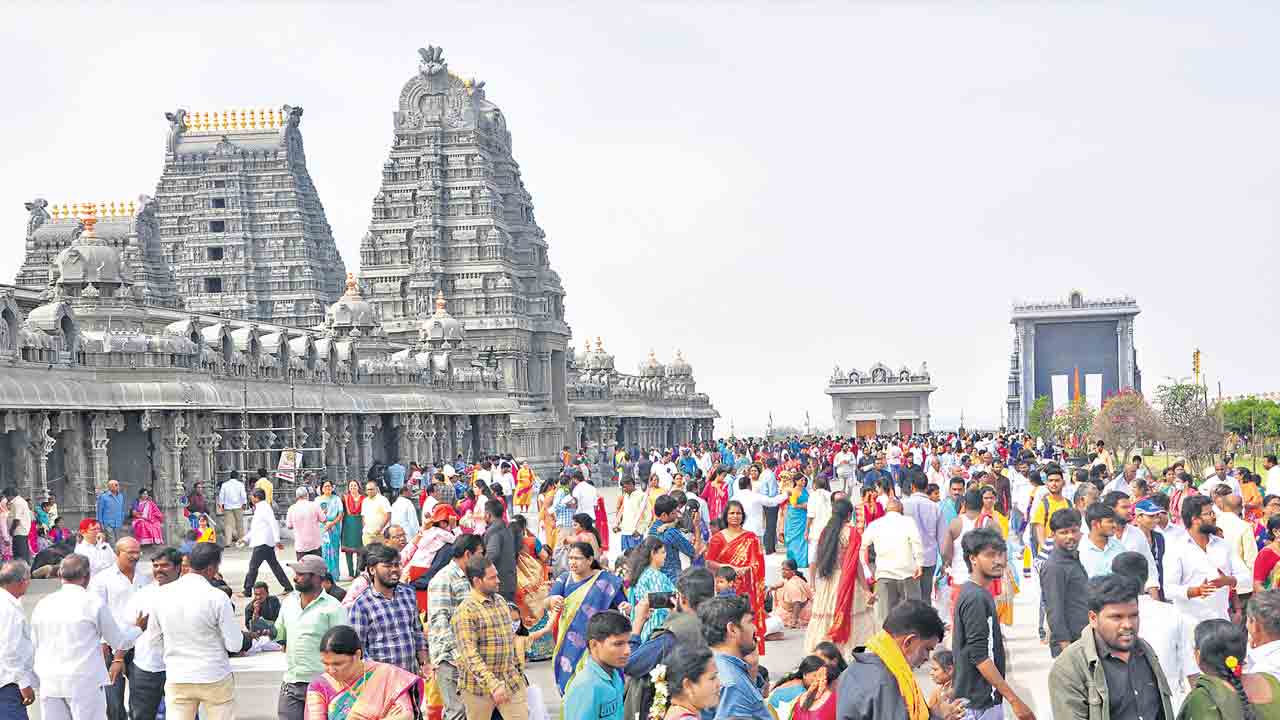 గుట్టకు పోటెత్తిన భక్తులు