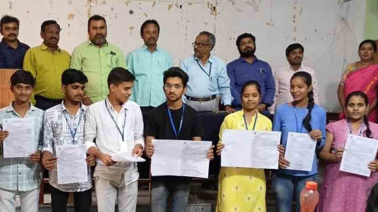 ఓటరు జాబితాలో పేరు నమోదు చేసుకోవాలి