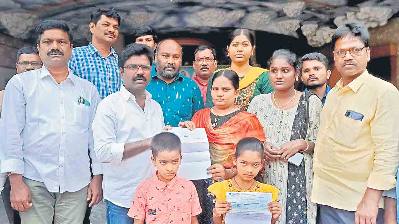 కళాకారుడి కుటుంబానికి 5.48లక్షల సాయం