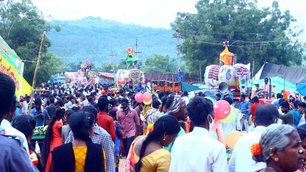 బుగులోని జనసంద్రం