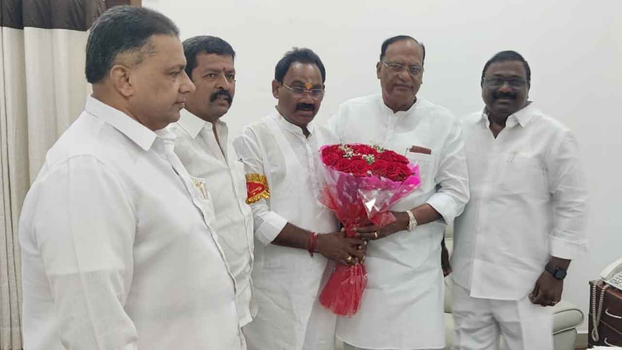 మండలి చైర్మన్ ను మర్యాదపూర్వకంగా కలిసిన కూసుకుంట్ల