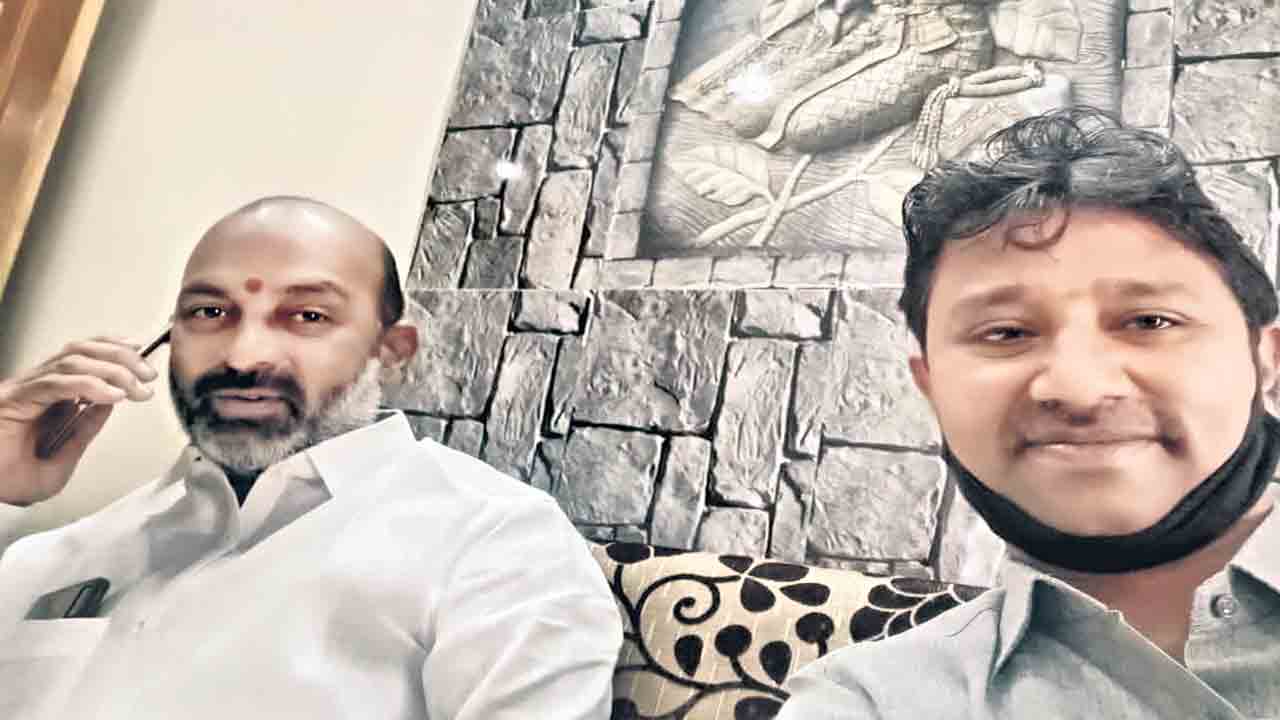 పోలీసులతో బండి దొంగాట.. అనుమతి లేని ప్రజా సంగ్రామ యాత్రకు వెళ్లే ప్రయత్నం