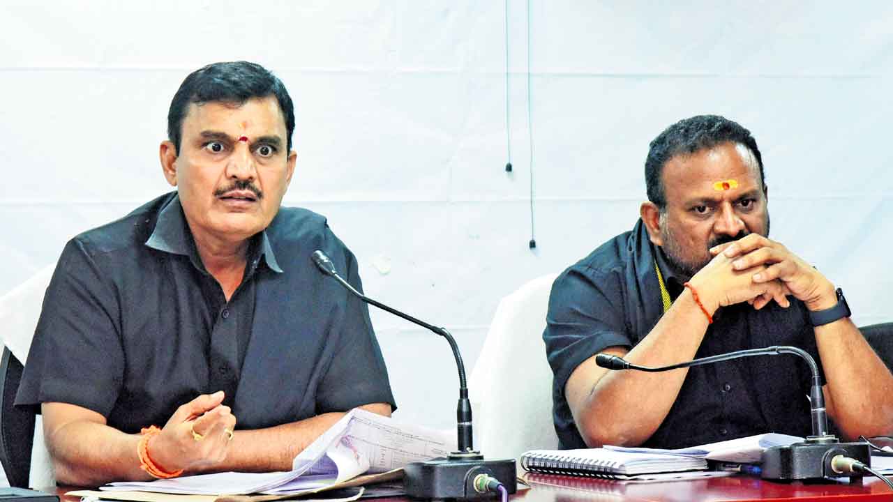 ధరణి సమస్యలు పరిష్కరించాలి
